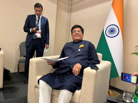 　３月３日、インドのゴヤル商工相（写真右）は、通商協議のため米国に向けて出発した。写真は、アブダビで開催されたWTO会議で記者団への説明を控える同商工相。２０２４年２月撮影（２０２５年　ロイター/Emma Farge）