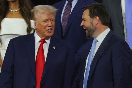 １１月の米大統領選に向け、ウクライナ支援に反対姿勢を示すＪ・Ｄ・バンス上院議員（右）が共和党の副大統領候補に選ばれたことで、欧州当局者の間で警戒感が強まっている。１５日撮影（２０２４年　ロイター/Brian Snyder）