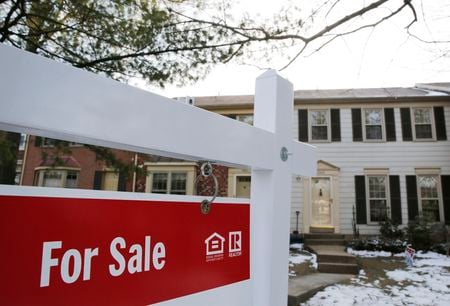 全米リアルター協会（ＮＡＲ）が１７日発表した２月の米中古住宅販売仮契約指数は前月比で１．８％上昇し、７２．１となった。ロイターがまとめたエコノミスト予想は０．５％低下だった。住宅ローン金利の低下が寄与したとみられる。（２０２６年　ロイター／Larry Downing）