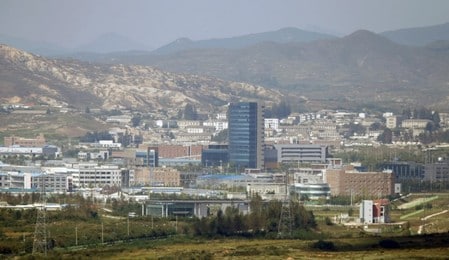 　１２月２８日、韓国統一省の専門委員会は、北朝鮮との国境付近にある開城（ケソン）工業団地で韓国企業が北朝鮮労働者に支払っていた賃金について、北朝鮮の兵器開発資金に使われたことを示す証拠はないという調査結果を発表した。写真は開城工業団地。２０１３年９月撮影（２０１７年　ロイター／LEE JAE-WON）