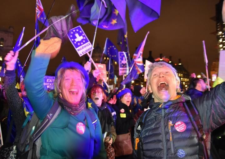 英議会前広場で否決に歓声を上げるEU残留派の市民（筆者撮影）