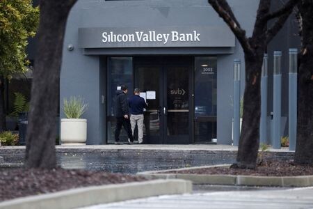 　３月１４日、米カリフォルニア州のスタートアップ企業がシリコンバレー銀行（ＳＶＢ）から資金を引き出し始めて間もなく、世界中の起業家にそのニュースは広がった。カリフォルニア州サンタクララのSVB本店で１０日撮影（２０２３年　ロイター/Nathan Frandino）