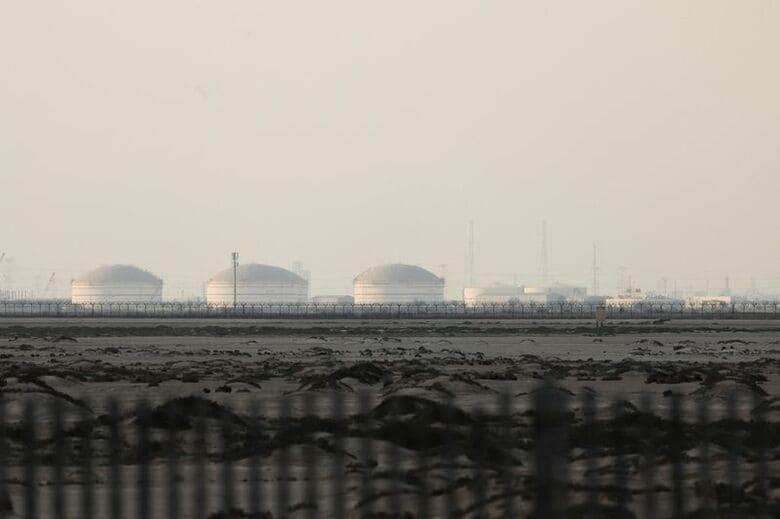 カタールエナジーの液化天然ガス（ＬＮＧ）生産施設。カタールのラスラファン工業都市で３月撮影。REUTERS