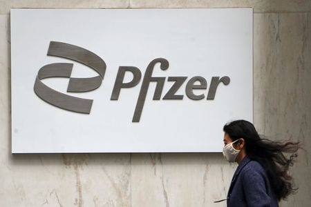 米製薬大手ファイザーは、国連が支援する「医薬品特許プール（ＭＰＰ）」とライセンス契約を結び、開発中の新型コロナウイルス経口治療薬の後発薬（ジェネリック）の製造を低・中所得の９５カ国で認めると発表した。４月１日、ニューヨークで撮影（２０２１年　ロイター／Carlo Allegri/File Photo/File Photo）