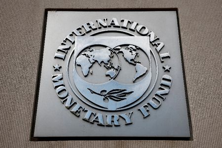 　３月１１日、国際通貨基金（ＩＭＦ）は、南アフリカの複雑な規制環境により経済成長が阻害され、雇用創出抑制につながっているとの見解を示した。写真はＩＭＦのロゴ。２０２４年１１月、米ワシントンの本部で撮影（２０２６年　ロイター/Benoit Tessier）