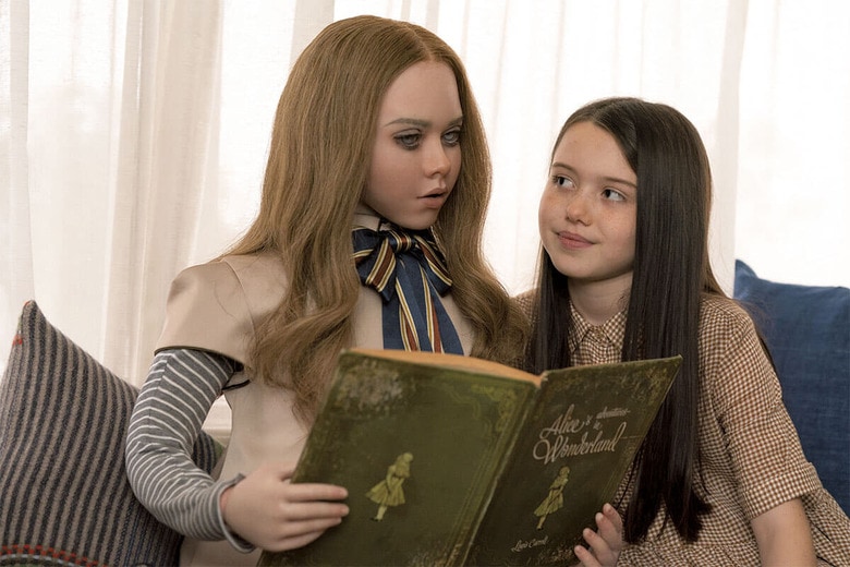 子供にとっては親友、親にとっては協力者になるようプログラムされたミーガン（左）はケイディ（右）を守るために邪魔者を血祭りに上げる　UNIVERSAL PICTURESｰSLATE