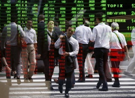 　７月２４日、前場の東京株式市場で、日経平均株価は前日比１７２円４６銭安の１万９９２７円２９銭となり、続落した。取引時間中の２万円割れは７月１９日以来３営業日ぶり。２０１５年９月撮影（２０１７年　ロイター/Issei Kato）