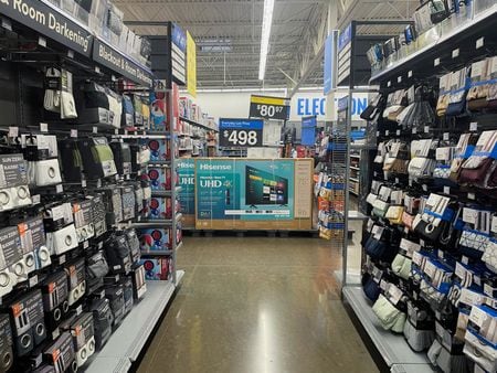 米ミシガン大学が１４日発表した３月の消費者信頼感指数（速報値）は５７．９と、前月の６４．７から大幅に悪化した。２０２４年１１月撮影（２０２５年　ロイター/Siddharth Cavale）