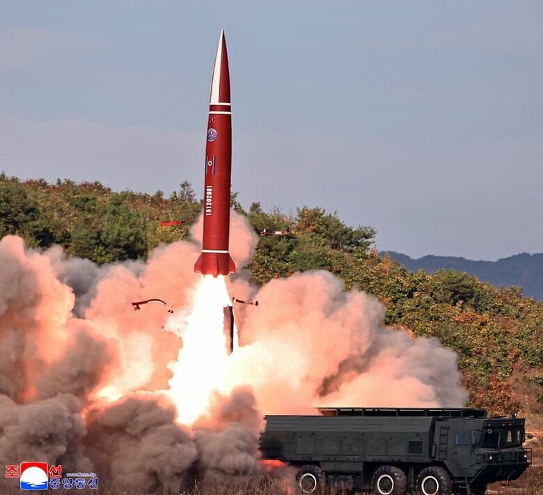 10月12日に北朝鮮で行われた戦術弾道ミサイルの発射実験の様子。朝鮮中央通信（KCNA）が公開。REUTERS