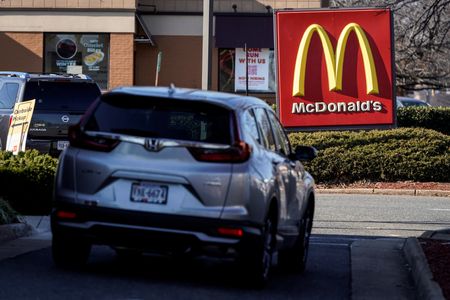 米ファストフードチェーン大手マクドナルドが２７日発表した第２・四半期（４─６月）決算は、既存店売上高が市場予想を上回った。米バージニア州アーリントンで昨年１月撮影。（２０２３年　ロイター/Joshua Roberts/File photo）