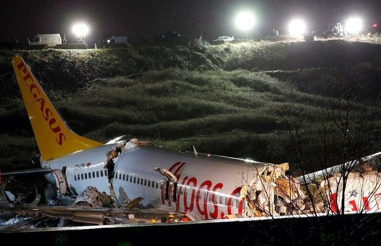 トルコ最大都市イスタンブールのサビハ・ギョクチェン国際空港で5日、乗客177人を乗せた旅客機が着陸時に滑走路を外れて大破し、3人が死亡、179人が負傷した（2020年　ロイター/MURAD SEZER）