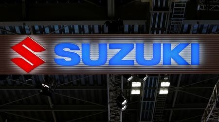 　８月６日　スズキが６日に発表した２０２４年４─６月期連結決算（国際会計基準）は、営業利益が前年同期比６０．８％増の１５７５億円だった。写真はスズキのロゴで、２０１７年１０月に都内で撮影（２０２４年　ロイター／Toru Hanai）