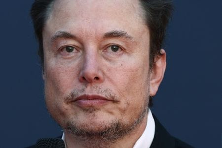 　１年前、米電気自動車（ＥＶ）大手テスラが米テキサス州で開催した投資家デーで、壇上のイーロン・マスク最高経営責任者（ＣＥＯ）は１６人の幹部を従えて「ご覧の通り、われわれには豊富な人材がいる」と胸を張った。マスク氏によるワンマン経営を懸念する投資家の声に答えた形だ。昨年１２月、ローマで撮影（２０２４年　ロイター/Guglielmo Mangiapane）