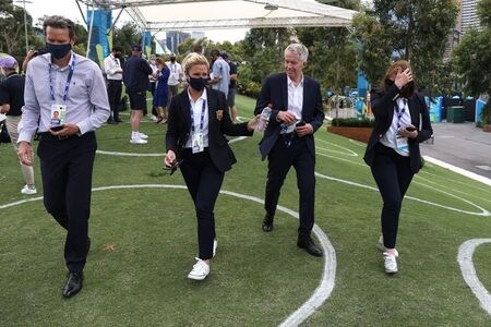 オーストラリア・メルボルンで開催されるテニスの全豪オープン（ＯＰ）に向け出場選手やスタッフが隔離のために滞在していたホテルの従業員１人に新型コロナウイルスの陽性反応が出たのを受け、豪当局は４日、選手や関係者５００人以上に対して隔離を要請した。写真は、会見後の豪テニス協会CEOのタイリー氏（右から2人目）。2021年2月4日にメルボルンで撮影。（2021年　ロイター／Loren Elliott）