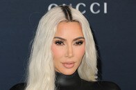 キム・カーダシアン、息子がメッシのエスコートキッズを務め「特権」「お金で買った」と批判浴びる