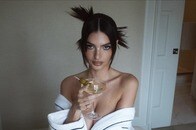 「見飽きた」「服を着たら？」エミリー・ラタコウスキーの最新ルックにネットから冷ややかな声