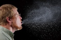 「咳やくしゃみの飛沫は4メートル飛び、45分間、空中に留まる」との研究結果