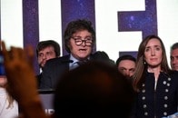 アルゼンチン、大統領予備選で極右のリバタリアン経済学者が予想外のトップに