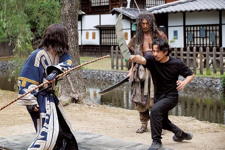 『イクサガミ』撮影風景、染谷将太と伊藤英明の殺陣を確認する岡田准一