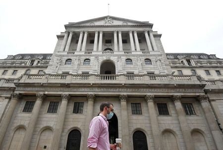 １２月１１日、    イングランド銀行（英中央銀行）は銀行のカウンターシクリカル資本バッファー（ＣＣｙＢ）比率を少なくとも２０２１年第４・四半期までゼロに据え置くと表明した。ロンドンのイングランド銀前で８月撮影（２０２０年　ロイター/Toby Melville）