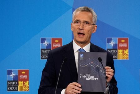 北大西洋条約機構（ＮＡＴＯ）首脳は２９日、宣言で「本日、われわれはスウェーデンとフィンランドをＮＡＴＯ加盟国にするために招待することを決定した」と発表した。欧州の安全保障においてここ数十年で最大の転換点となる。（２０２２年　ロイター／Susana Vera）