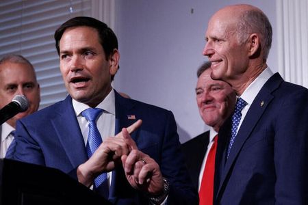 １１月５日の米大統領選で共和党の副大統領候補の一人とされるマルコ・ルビオ上院議員（フロリダ州）は１９日、選挙結果が「不公正」なら受け入れないと述べた。写真は、２０２４年３月５日にワシントンで会見するルビオ氏（左側）。（２０２４年　ロイター／Anna Rose Layden）