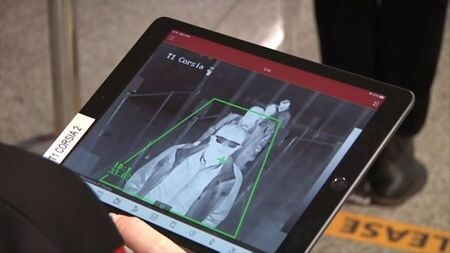 　２１日、イタリアで新型コロナウイルスの新たな感染患者６人が確認された。写真はローマの空港で検査中の画像。サードパーティ提供。２月４日撮影（２０２０年　ロイター）