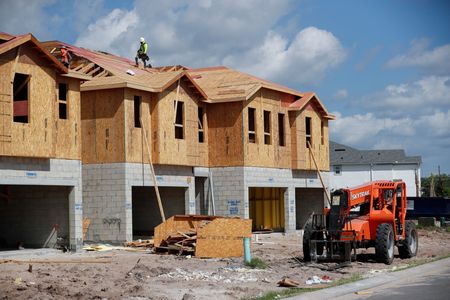 ７月の米新築一戸建て住宅販売戸数は年率換算で１２．６％減の５１万１０００戸と、市場予想の５７万５０００戸を下回り、２０１６年１月以来６年半ぶりの低水準となった。写真は昨年５月、フロリダ州タンパで撮影（２０２２年　ロイター/Octavio Jones）