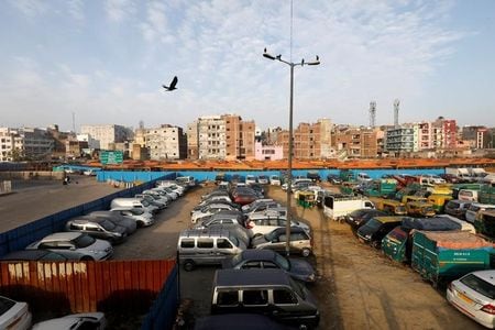 　インド自動車工業会が１３日発表した９月の国内乗用車販売台数は３０万７３８９台と、前年同月比でほぼ倍増した。写真はニューデリーで２０２０年３月撮影（２０２２年　ロイター／Adnan Abidi）