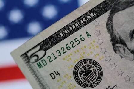 　１０月２８日、正午のドル／円は、２５日のニューヨーク市場午後５時時点に比べ、小幅にドル高／円安の１０８.７５／７７円。仲値公示にかけては実需の買いが散見され、ドルは１０８．７９円まで上昇した。写真は２０１７年６月撮影（２０１９年　ロイター／Thomas White）