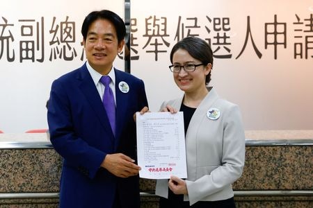 来年１月１３日に投開票される台湾総統選について、有力候補である与党・民主進歩党（民進党）の頼清徳副総統は２１日、台湾が民主主義の道を進み続けるか、中国に取り込まれるのかの選択を迫られていると訴えた。写真は台北市の中央選挙管理委員会で次期総統選挙登録を終え、記念撮影をする頼清徳副総統で２１日撮影（２０２３年　ロイター／Ann WAng）