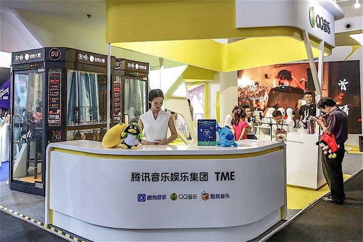 12月3日、中国のインターネット大手、騰訊控股（テンセント・ホールディングス）傘下の音楽配信大手テンセント・ミュージック・エンターテインメントは3日、米国での新規株式公開（IPO）手続きを開始した。最大12億ドルの調達を目指す。写真は北京で開かれたコンベンションに出展した同社ブース。REUTERS
