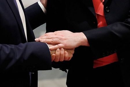 ７月１日、米ジェフリーズ・ファイナンシャル・グループは、新型コロナウイルス危機を受けて、対等合併が急増するとの見通しを示した。パリで２０１７年４月撮影（２０２０年　ロイター/Charles Platiau）