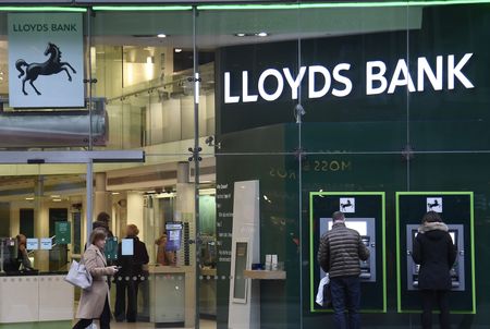 　英銀ロイズ・バンキング・グループが３日発表した第１・四半期決算は金利上昇を背景に予想を上回る利益を計上した。写真はロイズ支店のＡＴＭ．２０１７年２月ロンドンで撮影（２０２３年　ロイター/Toby Melville）