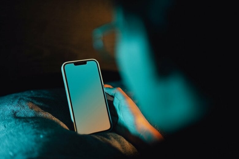 夜間に浴びる光はできるだけ減らすのが望ましいという（写真はイメージです）　Jakub Żerdzicki-Unsplash