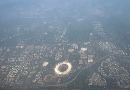 　１１月７日、インド当局は、大気汚染で休校していた首都ニューデリーの小学校を９日から再開するほか、特定の建設作業に対する規制を解除すると発表した。写真はスモッグに包まれた住宅地。ニューデリーで撮影（２０２２年　ロイター／Altaf Hussain）