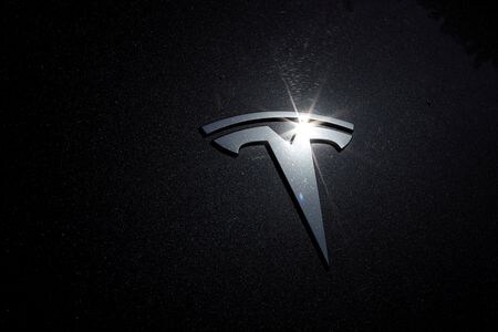 １月２６日、米電気自動車（ＥＶ）大手テスラが発表した２０２１年第４・四半期決算は、売上高が過去最高を更新し、市場予想も上回った。写真はテスラのロゴ。２０２０年７月撮影（２０２２年　ロイター/Lucy Nicholson）