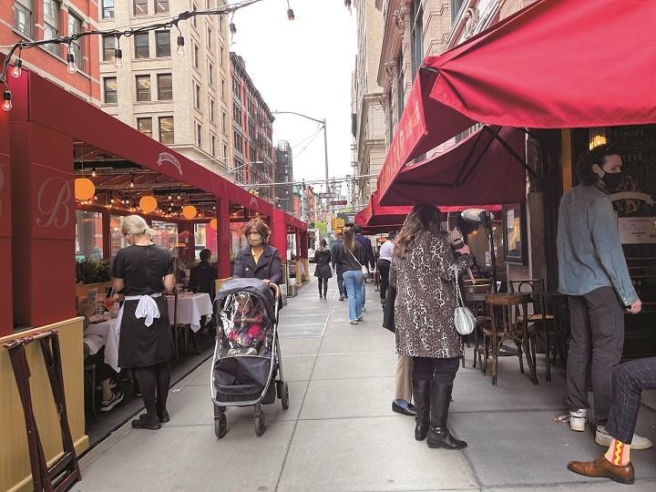 ニューヨークではレストランの屋外席が定番に（筆者撮影）　SENRI OE