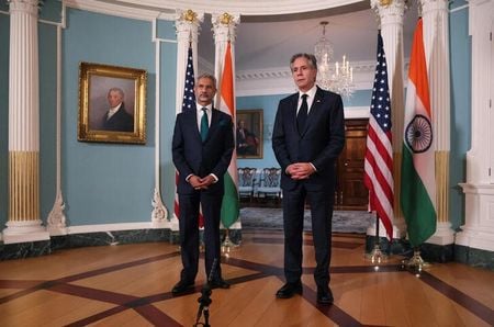 ブリンケン米国務長官は２８日、インドのジャイシャンカル外相と会談した。写真は、会談後に米国務省内で記者対応するブリンケン氏（右）とジャイシャンカル氏。２０２３年９月２８日に撮影。（２０２３年　ロイター／Leah Millis）