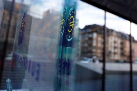 欧州中央銀行（ＥＣＢ）のエンリア監督委員長は１６日、銀行の不良債権向け引当金積み増しや、新型コロナウイルスのパンデミック（世界的大流行）に起因する不良債権の縮小に向け、監督を強化する準備があると述べた。フランクフルトで昨年３月撮影（２０２０年　ロイター/Kai Pfaffenbach）