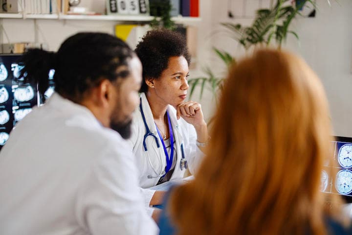 日本では女性医師の割合が２割程度にとどまっている　Anchly/iStock.