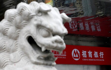 　８月３１日、中国の富裕層向け資産運用会社（ウェルスマネジャー）は、当局が高リスク投資や資本流出への締め付けを強めていることを商機ととらえ、事業の拡大を狙っている。写真は２０１０年１月、上海の招商銀行（２０１７年　ロイター/Aly Song）