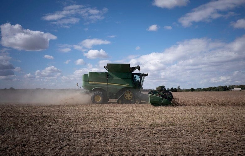 大豆を収穫するミネソタ州トレーシーの農家（10月7日）　TNS/ABACA via Reuters Connect