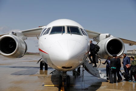 　４月２０日、世界的な孤立を深める北朝鮮を訪れた人々によれば、朝鮮人民軍の傘下にある高麗航空は、ここ数カ月、消費者向け製品事業を本格的に拡大しているという。写真は同社機に乗り込む乗客。平壌空港で１８日撮影（２０１７年　ロイター/Damir Sagolj）