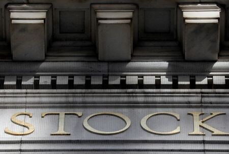 世界最大の資産運用会社ブラックロックは、国債に対するスタンスを引き下げ、株式を選好する姿勢を示した。写真は１月２８日、ニューヨーク証券取引所前で撮影（２０２１年　ロイター／Mike Segar）