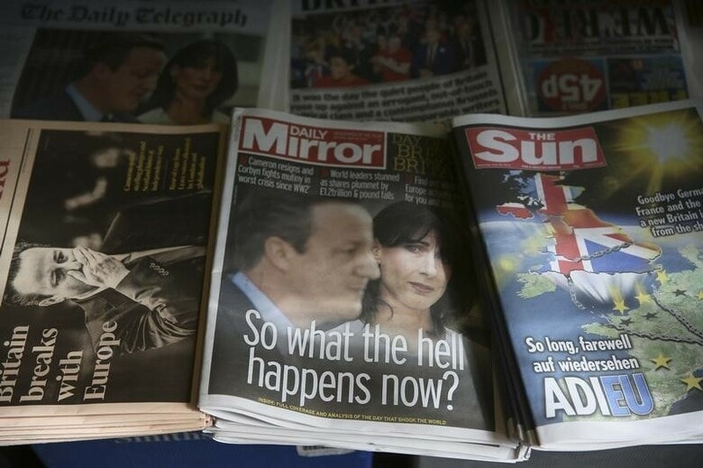 ６月２６日、英国民投票でＥＵ離脱が決定した英国では、政治的な混乱が続いている。写真は、離脱が決定した翌日の各紙。ロンドンで２５日撮影（２０１６年　ロイター/Neil Hall）