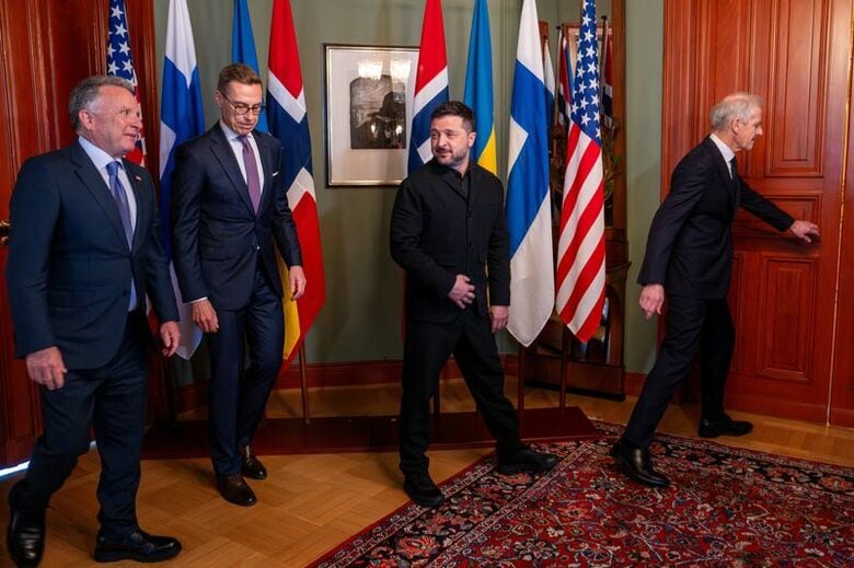１０月２０日、ノルウェーの首都オスロで会談に入るウクライナのゼレンスキー大統領、米国のウィトコフ特使、ノルウェーのストーレ首相、フィンランドのストゥブ大統領　NTB/Heiko Junge /via REUTERS