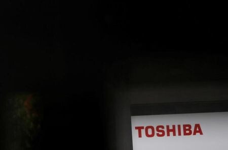 　東芝はきょう午前１０時から都内で臨時株主総会を開き、会社側が提案する２分割案と非上場化を含めた戦略の再検討を求める株主提案の賛否をそれぞれ諮る。写真は同社のロゴ。都内で２０２１年６月撮影（２０２２年　ロイター／Kim Kyung-Hoon）