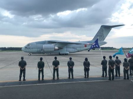 アフガニスタンに派遣されていた自衛隊機は２７日夜、イスラム主義組織タリバンが実権を掌握した同国からの退避を希望する日本人１人を隣国パキスタンのイスラマバードへ輸送した。写真はアフガニスタンへの出発を前に駐機する航空自衛隊機。８月２３日、埼玉県の航空自衛隊入間基地で撮影（２０２１年　時事通信）