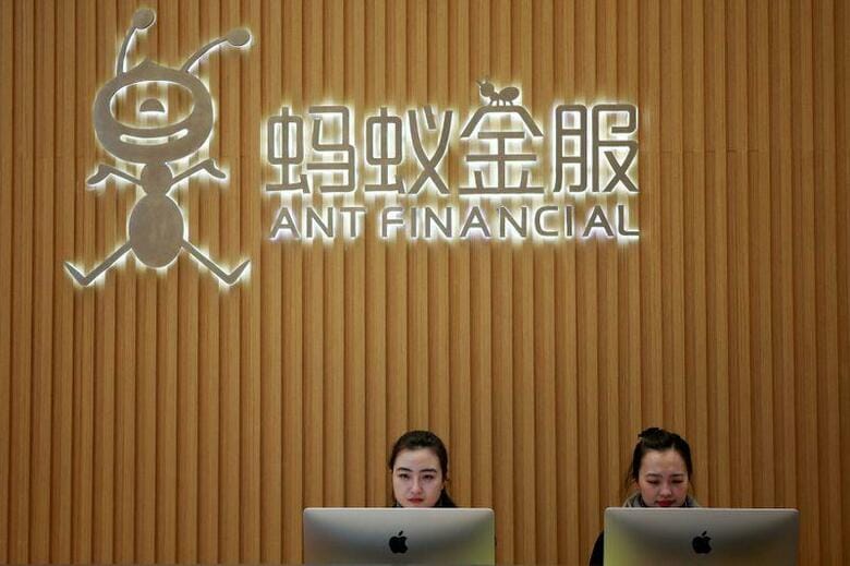 米政府は10月7日、中国の金融会社アント・グループとインターネットサービス大手、騰訊控股(テンセント・ホールディングス)の決済プラットフォームに対する規制を検討している。ブルームバーグが7日報じた。写真はアント本社の受付、杭州市で2018年1月24日撮影(2020年　ロイター/Shu Zhang)